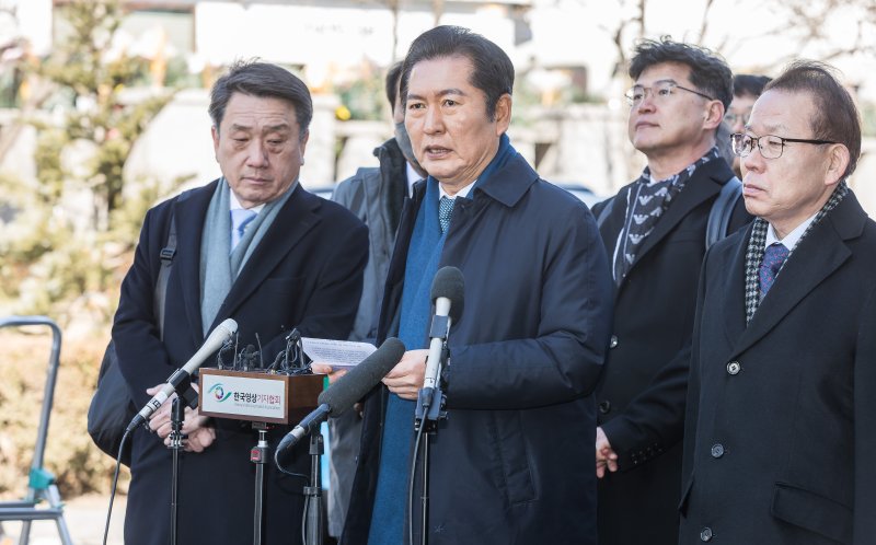 정청래 국회 탄핵소추위원단장이 20일 서울 종로구 헌법재판소에서 열린 윤석열 대통령 탄핵심판 10차 변론기일에 출석해 입장을 밝히고 있는 모습. 2025.2.20/뉴스1 ⓒ News1 사진공동취재단