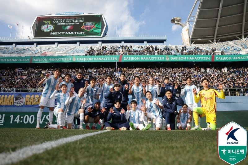 승리 후 단체사진을 찍은 울산 선수들(한국프로축구연맹 제공)