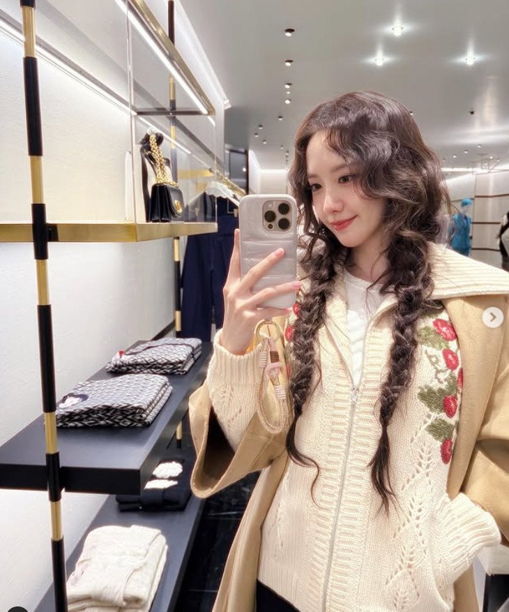 윤아, 양갈래로 땋은 머리로 청순 매력 발산…물오른 미모 [N샷]