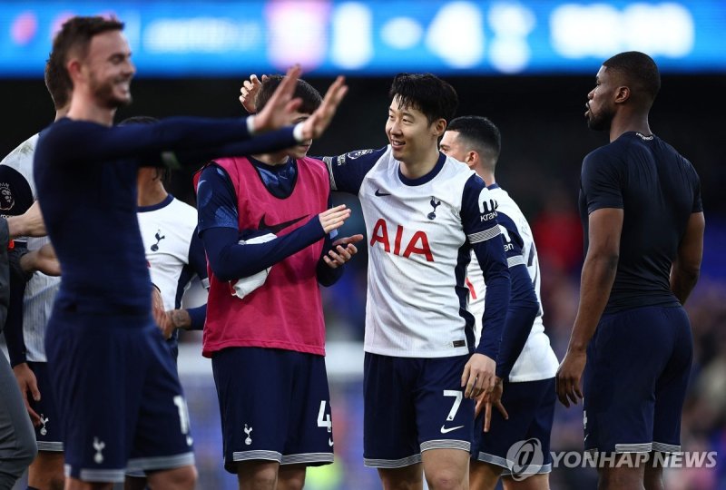 입스위치전에서 동료들과 기쁨을 나누는 손흥민. (출처=연합뉴스)