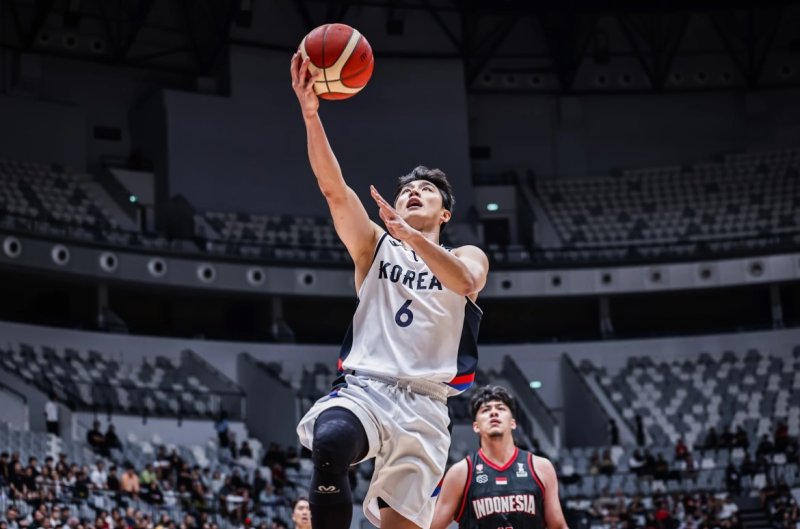 한국 남자 농구대표팀이 인도네시아를 꺾고 예선을 4승 2패로 마쳤다.(FIBA 제공)