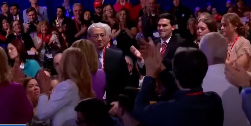 고든 창 변호사가 22일(현지시간) 미국 최대의 보수주의행사인 보수정치행동회의(CPAC)에서 도널드 트럼프 대통령의 소개에 자리에서 일어나 화답하고 있다. 사진=유튜브 캡쳐