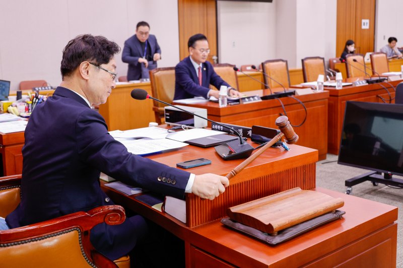 지난달 22일 서울 여의도 국회 법제사법위원회에서 열린 제1차 법안심사제1소위원회에서 박범계 소위원장이 의사봉을 두드리고 있다. 법사위는 이날 이사 충실의무 대상을 주주로 확대하는 내용의 상법 개정안 등을 논의한다. 2025.1.22/뉴스1 ⓒ News1 안은나 기자