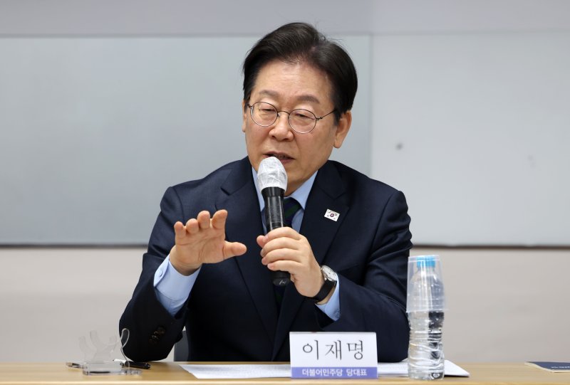 [서울=뉴시스] 홍효식 기자 = 이재명 더불어민주당 대표가 21일 오후 서울 중구 민주노총에서 열린 민주노총-더불어민주당 대표 간담회에서 발언하고 있다. 2025.02.21. yesphoto@newsis.com