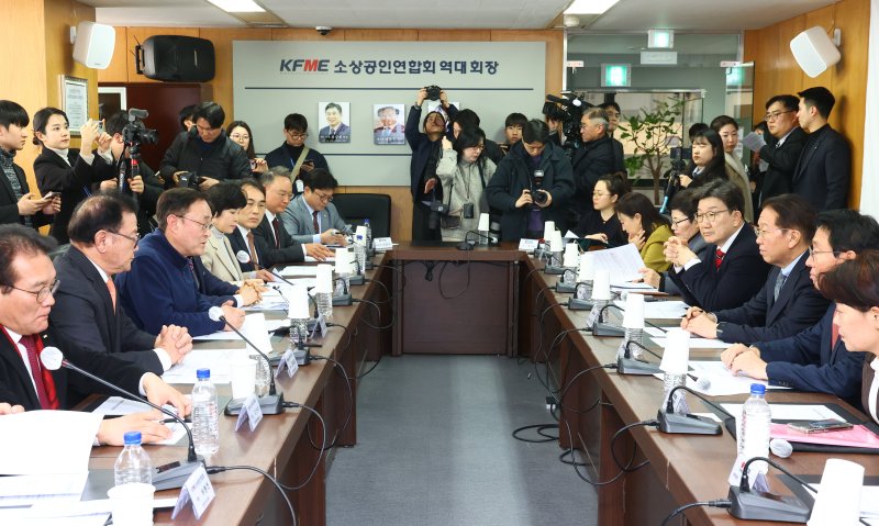 [서울=뉴시스] 황준선 기자 = 송치영 소상공인연합회 회장이 지난 13일 오후 서울 여의도 소상공인연합회에서 열린 국민의힘 경제활력민생특위-소상공인연합회 간담회에서 발언하고 있다. 2025.02.13. hwang@newsis.com