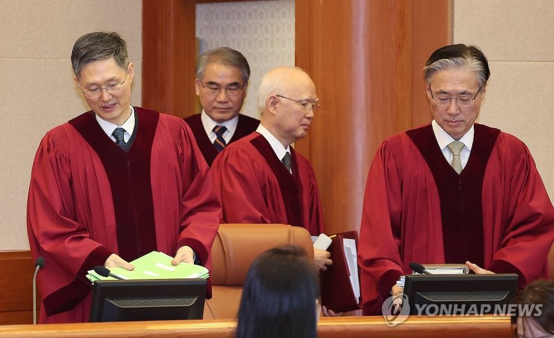 심판정 입장하는 헌법재판관들 (출처=연합뉴스)