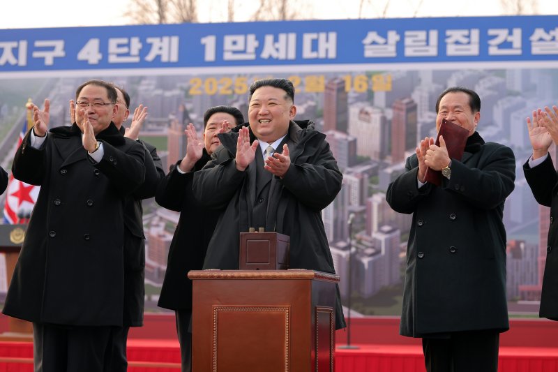 (평양 노동신문=뉴스1) = 김정은 북한 노동당 총비서가 지난 16일 화성지구 4단계 1만세대 살림집 건설 착공식에 참석한 모습.[국내에서만 사용가능. 재배포 금지. DB 금지. For Use Only in the Republic of Korea. Redistribution Prohibited] rodongphoto@news1.kr