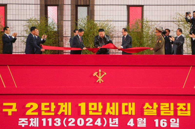 (평양 노동신문=뉴스1) = 김정은 총비서가 지난해 김일성 생일쯤인 4월 16일 화성지구 2단계 1만 세대 살림집(주택) 준공식에 참석한 모습. [국내에서만 사용가능. 재배포 금지. DB 금지. For Use Only in the Republic of Korea. Redistribution Prohibited] rodongphoto@news1.kr