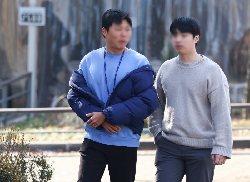 [서울=뉴시스] 황준선 기자 = 한낮 기온이 10도를 넘는 등 포근한 날씨를 보인 14일 서울 여의도공원에서 외투를 벗은 시민들이 발걸음을 옮기고 있다. 2025.02.14. hwang@newsis.com