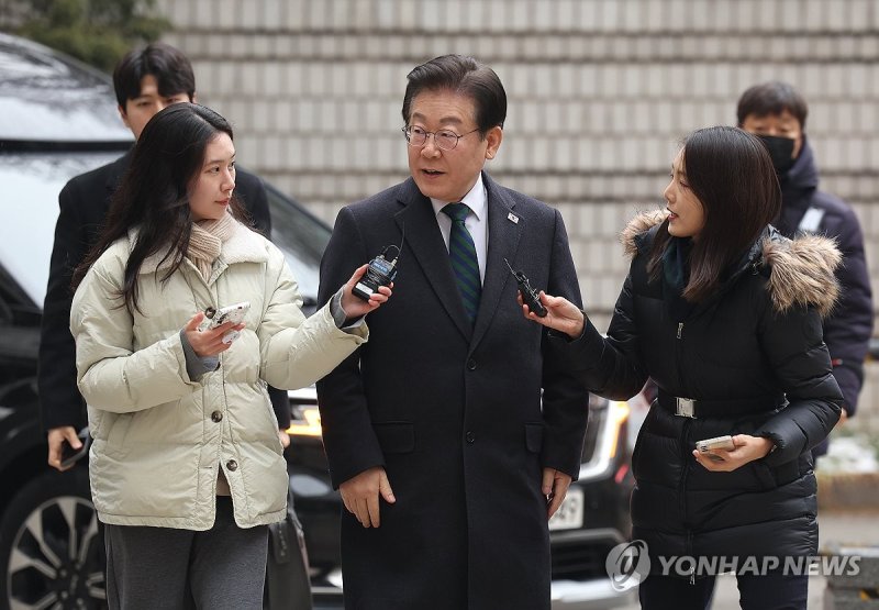 취재진 질문 듣는 이재명 대표 (출처=연합뉴스)