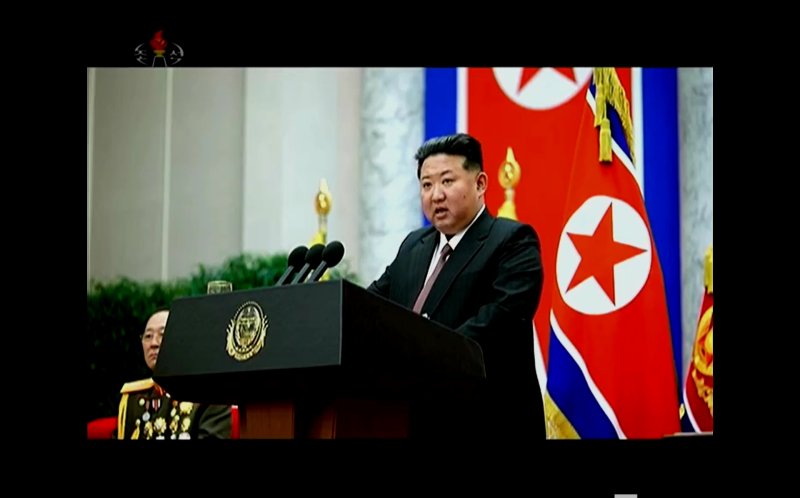 [서울=뉴시스] = 김정은 북한 국무위원장이 지난 8일 조선인민군창건(건군절) 77주년을 맞아 국방성을 축하 방문하고 장병들을 격려했다고 조선중앙TV가 9일 보도했다. (사진= 조선중앙TV 캡쳐) 2025.02.09. photo@newsis.com *재판매 및 DB 금지