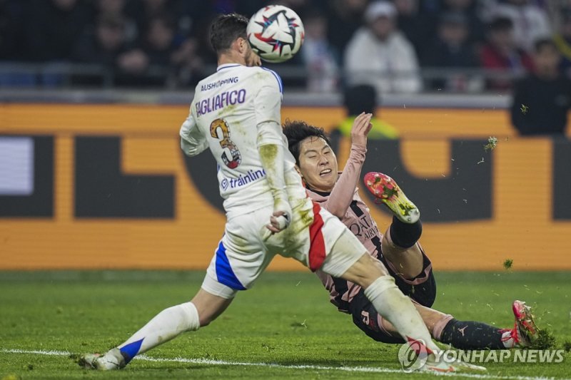 리옹과 경기하는 PSG 이강인(오른쪽). (출처=연합뉴스)