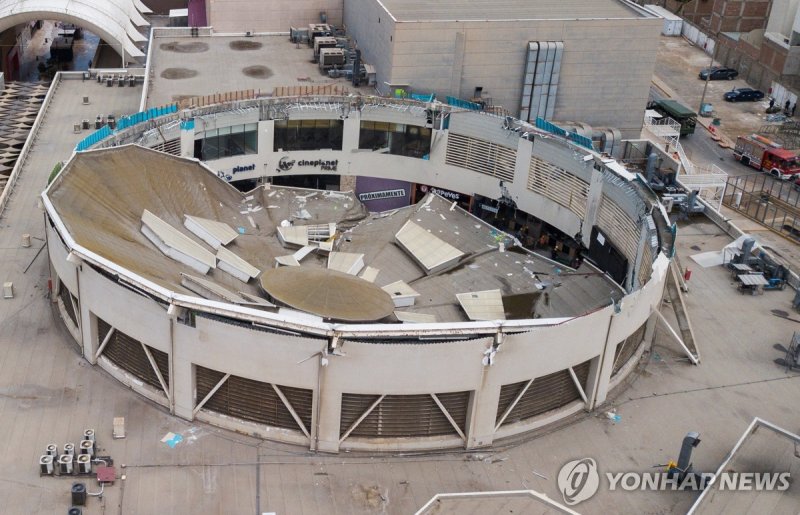 지붕이 붕괴된 페루 레알 플라사 트루히요 쇼핑몰 (출처=연합뉴스)