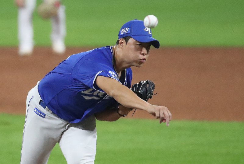 28일 오후 광주 기아챔피언스필드에서 열린 프로야구 '2024 신한 SOL 뱅크 KBO 포스트시즌' 한국시리즈 5차전 삼성 라이온즈와 KIA 타이거즈의 경기에서 삼성 김윤수가 역투하고 있다. 2024.10.28/뉴스1 ⓒ News1 임세영 기자