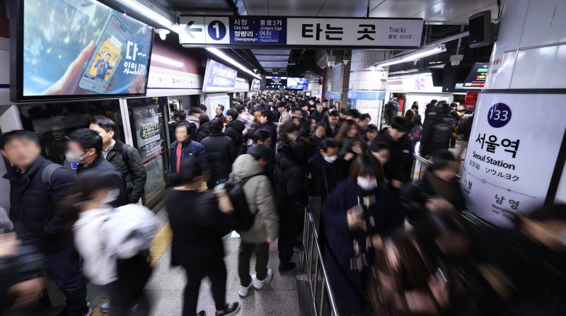 지하철 1호선 서울역이 출근길 이용객들로 붐비고 있다. 2024.12.5/뉴스1 ⓒ News1 신웅수 기자
