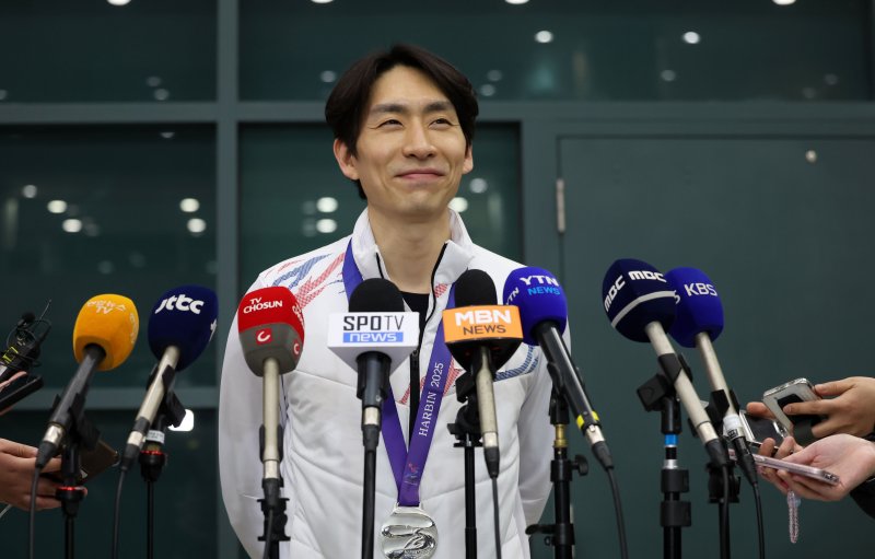 [인천공항=뉴시스] 홍효식 기자 = 2025 하얼빈 동계아시안게임에 출전해 통산 9번째 메달을 획득한 스피드스케이팅 이승훈이 12일 오후 인천국제공항 제1터미널을 통해 귀국해 취재진 질문을 들으며 웃고 있다. 2025.02.12. yesphoto@newsis.com