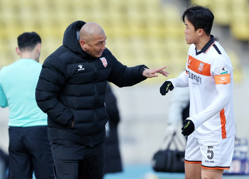 화성FC 차두리 감독이 23일 오후 경기 성남 탄천종합운동장에서 열린 하나은행 K리그2 2025 시즌 개막전 성남FC와 화성FC의 경기에서 선수들에게 지시를 내리고 있다. 2025.2.23/뉴스1 ⓒ News1 이동해 기자