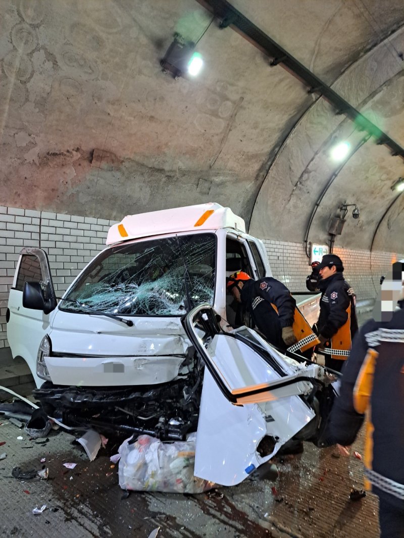 23일 오전 11시 19분쯤 경북 고령군 대가야읍 한 터널에서 1톤 화물차가 앞서가던 SUV를 들이받아 2명이 다쳤다. (경북소방본부 제공. 재판매 및 DB 금지)2025.2.24/뉴스1