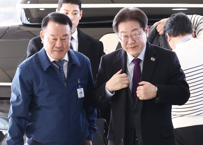 이재명 더불어민주당 대표가 20일 오전 충남 아산시 현대자동차 아산공장을 방문해 이동석 사장과 들어서고 있다. 2025.2.20/뉴스1 ⓒ News1 김민지 기자