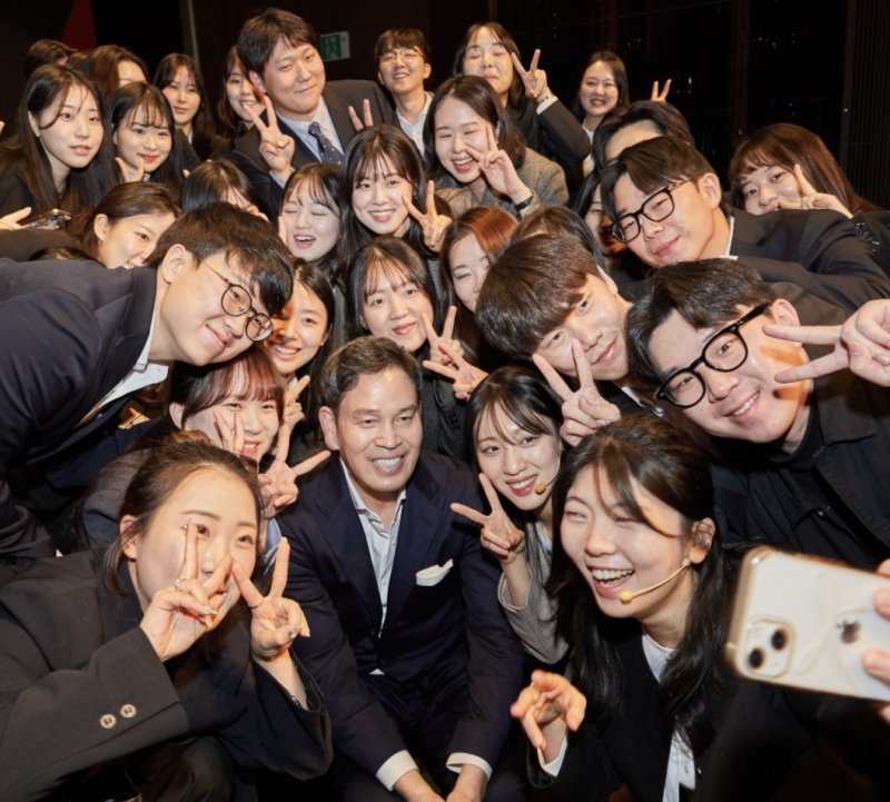[서울=뉴시스]정용진 신세계그룹 회장이 셀카를 찍는 모습(사진=신세계그룹 제공) *재판매 및 DB 금지