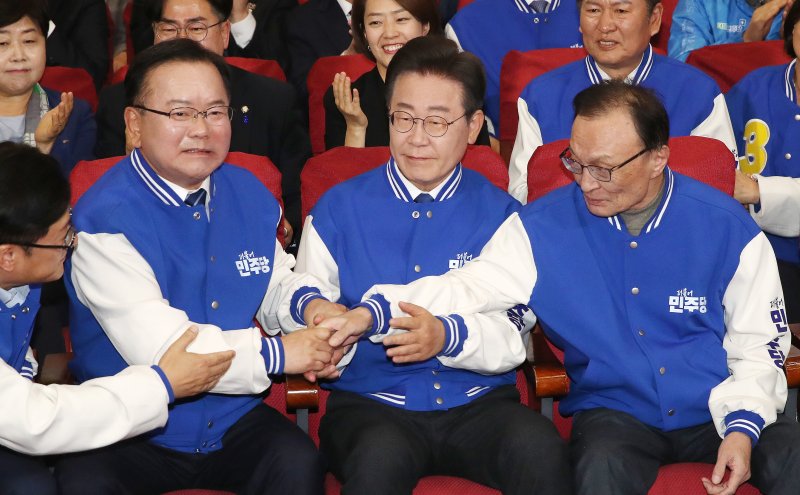 이재명 더불어민주당 대표, 이해찬·김부겸 상임공동선거대책위원장이 지난해 4월 10일 오후 서울 여의도 국회 의원회관에 마련된 제22대 국회의원선거(총선) 민주당 개표 상황실에서 방송사 출구조사 결과를 지켜본 후 손을 잡고 있다. 2024.4.10/뉴스1 ⓒ News1 임세영 기자
