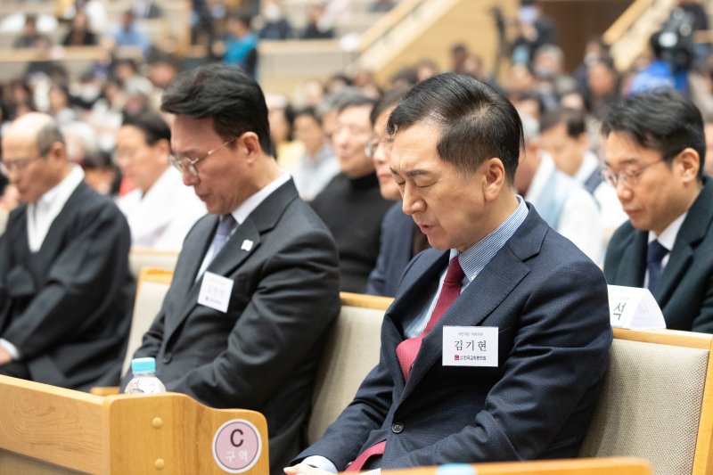 김기현 국민의힘 의원과 김민석 더불어민주당 수석최고위원이 23일 파주 한소망교회에서 열린 3·1운동 제106주년 한국교회 기념 예배에 참석했다.