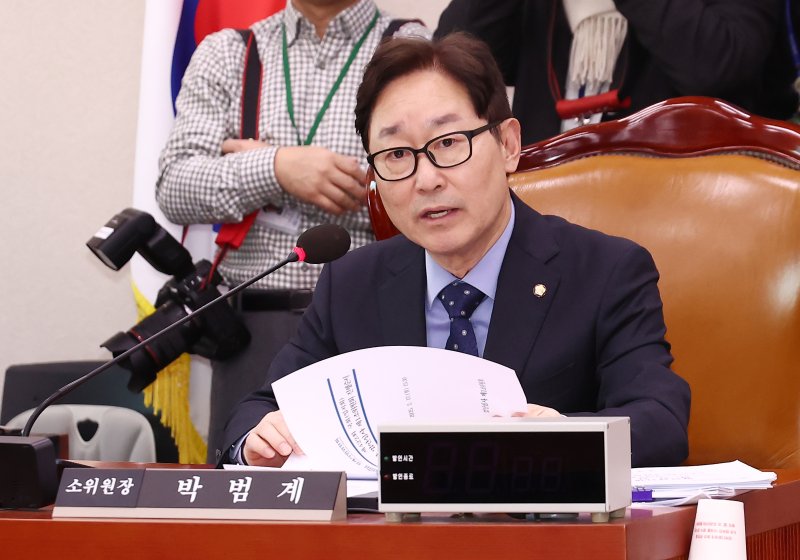 박범계 법제사법위원회 법안심사제1소위원장이 17일 오후 서울 여의도 국회에서 열린 법제사법위원회 법안심사제1소위원회 회의에서 '명태균 특검법' 등 안건 상정에 앞서 발언하고 있다. 2025.2.17/뉴스1 ⓒ News1 김민지 기자