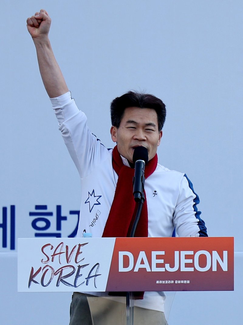 [대전=뉴시스] 이영환 기자 = 한국사 강사 전한길씨가 22일 오후 대전 서구 대전시청 앞 보라매공원에서 세이브코리아가 주최한 국가비상기도회에서 발언을 하고 있다. 2025.02.22. 20hwan@newsis.com