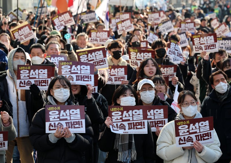 [대전=뉴시스] 이영환 기자 = 22일 오후 대전 서구 은하수네거리에서 열린 윤석열 대통령 탄핵 촉구 집회에서 참석자들이 구호를 외치고 있다. 2025.02.22. 20hwan@newsis.com
