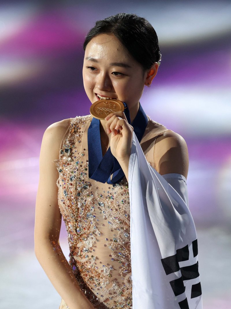 [서울=뉴시스] 고범준 기자 = 23일 오후 서울 양천구 목동 아이스링크에서 열린 2025 ISU 4대륙 피겨 선수권대회 여자 싱글 프리스케이팅에서 금메달을 획득한 김채연이 포즈를 취하고 있다. 2025.02.23. bjko@newsis.com
