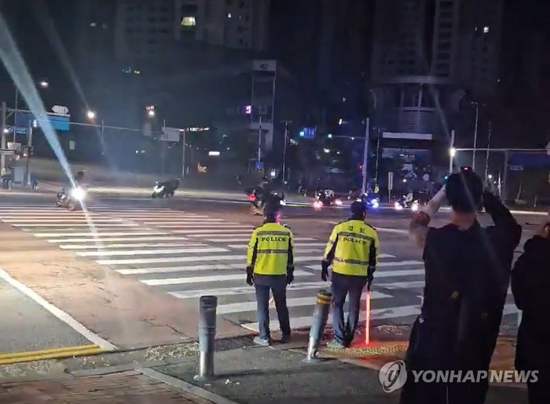 천안아산역서 출몰한 폭주족 (출처=연합뉴스)