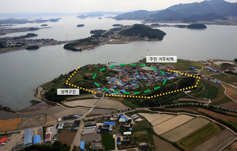 전남도가 도민과 공존·상생하는 미래지향적인 도 지정유산 보호 기반 마련을 위해 올해부터 지정유산 내 주민거주지역의 정주환경 개선을 지원하는 '지정유산 경관개선 사업'을 새롭게 추진한다. 사진은 문화유산에 둘러싸인 주민거주지역 모습. 전남도 제공