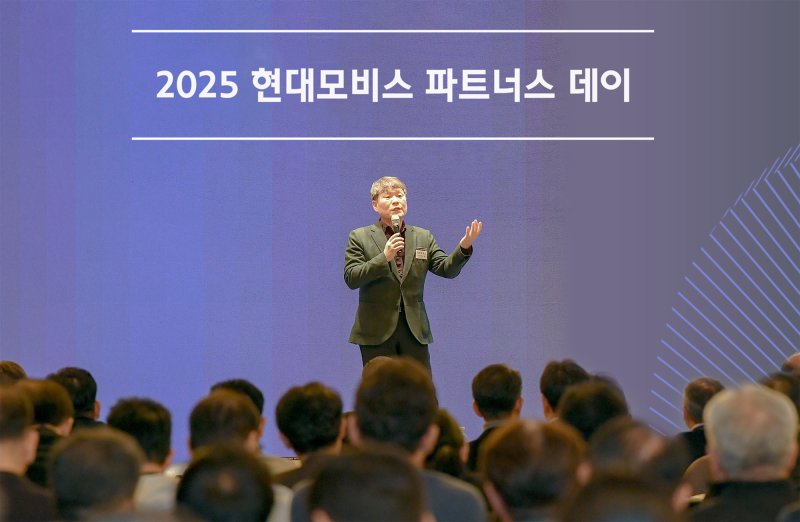 [서울=뉴시스] 이규석 현대모비스 사장이 지난 21일 제주 해비치 호텔에서 열린 '2025 파트너스 데이'에서 발언하는 모습. (사진=현대모비스) 2025.02.24 photo@newsis.com *재판매 및 DB 금지 *재판매 및 DB 금지