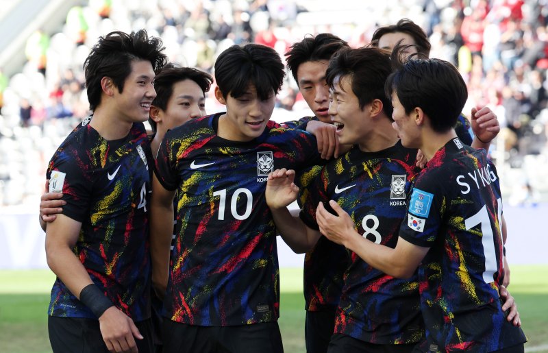11일(현지시간) 아르헨티나 라플라타 스타디움에서 열린 'FIFA U-20 월드컵 아르헨티나 2023' 3·4위 결정전 한국과 이스라엘의 경기에서 한국 이승원이 패널티 킥으로 동점골을 넣은 뒤 동료들과 기뻐하고 있다. 2023.6.12/뉴스1 ⓒ News1 이승배 기자