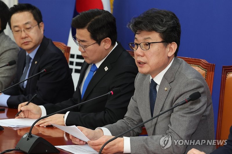 발언하는 진성준 정책위의장 (출처=연합뉴스)