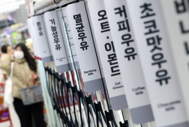 관세청 수출입통계를 분석한 결과 작년 멸균 우유(HS코드 040120) 수입량은 4만8671톤으로 전년도인 2023년 대비 30.3% 증가했다. 같은 기간 수입액은 3846만7000달러로 24.3% 늘었다. 이는 3년 전인 2021년과 비교하면 수입량은 109.9%, 수입액은 134.1%로 각각 두 배 이상 증가한 수치다. 2025.2.11/뉴스1 ⓒ News1 이동해 기자