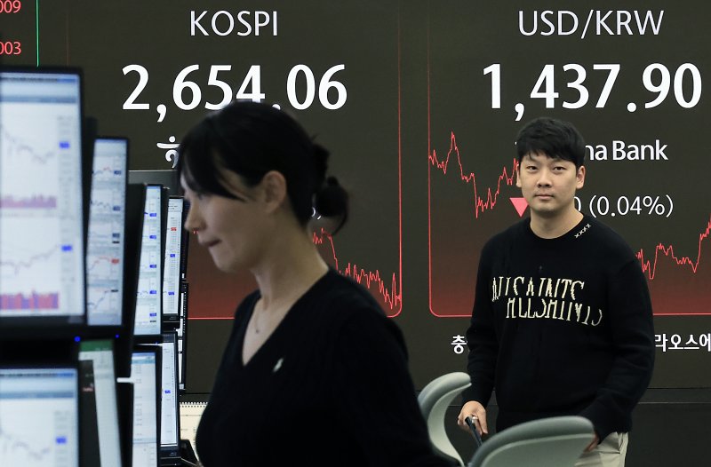 20일 오후 서울 중구 하나은행 본점 딜링룸 전광판에 증시가 표시되고 있다. 이날 코스피 지수는 전 거래일 대비 17.46p(0.65%) 내린 2,654.06, 코스닥 지수는 10.00p(1.28%) 내린 768.27로 마감했으며, 달러·원 환율은 0.60원 내린 1,437.90원을 보이고 있다. 2025.2.20/뉴스1 ⓒ News1 박정호 기자