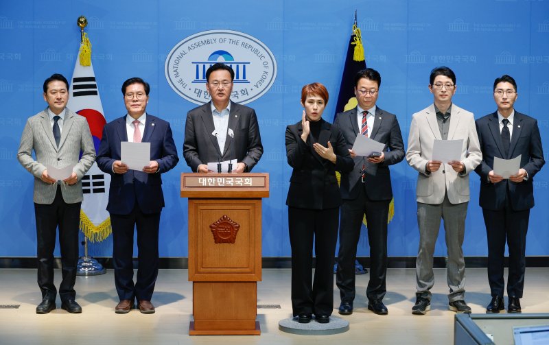국회 법제사법위원회 유상범 국민의힘 간사와 여당 위원들이 13일 서울 여의도 국회 소통관에서 '이재명 더불어민주당 대표의 불법 대선자금 연루 의혹에 대한 철저한 수사를 촉구한다'며 기자회견을 하고 있다. 왼쪽부터 장동혁, 송석준, 유상범, 곽규택, 주진우, 박준태. 2024.11.13/뉴스1 ⓒ News1 안은나 기자