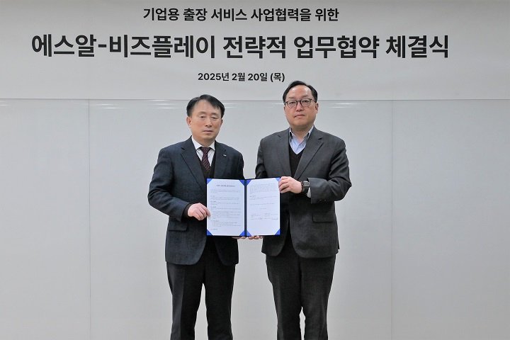[서울=뉴시스] 에스알(SR)은 지난 20일 비즈플레이의 모기업인 웹케시 본사 WE HALL에서 기업용 출장 서비스 사업 협력을 위한 업무 협약식을 개최했다고 24일 밝혔다. 사진 왼쪽부터 정연성 에스알 영업본부장, 한범선 비즈플레이 상무. 2025.02.24. (사진=에스알 제공) photo@newsis.com *재판매 및 DB 금지