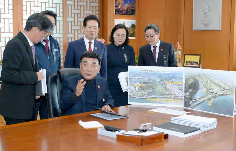[울산=뉴시스] 배병수 기자 = 김두겸 울산시장이 2일 오후 시장 집무실에서 2025년도 1호 결재 로 2028년 울산국제정원박람회장 조성기본 및 실시설계용역 추진계획에 서명을 하고 있다. 2025.01.02.bbs@newsis.com.