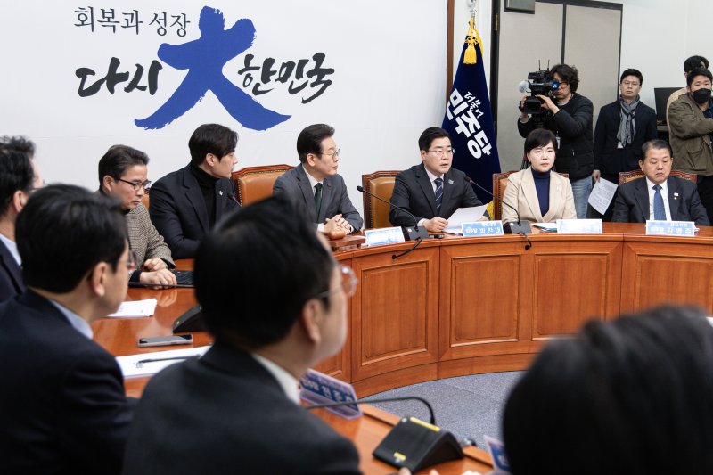 박찬대 더불어민주당 원내대표가 24일 오전 서울 여의도 국회에서 열린 최고위원회의에서 발언을 하고 있다. 뉴스1