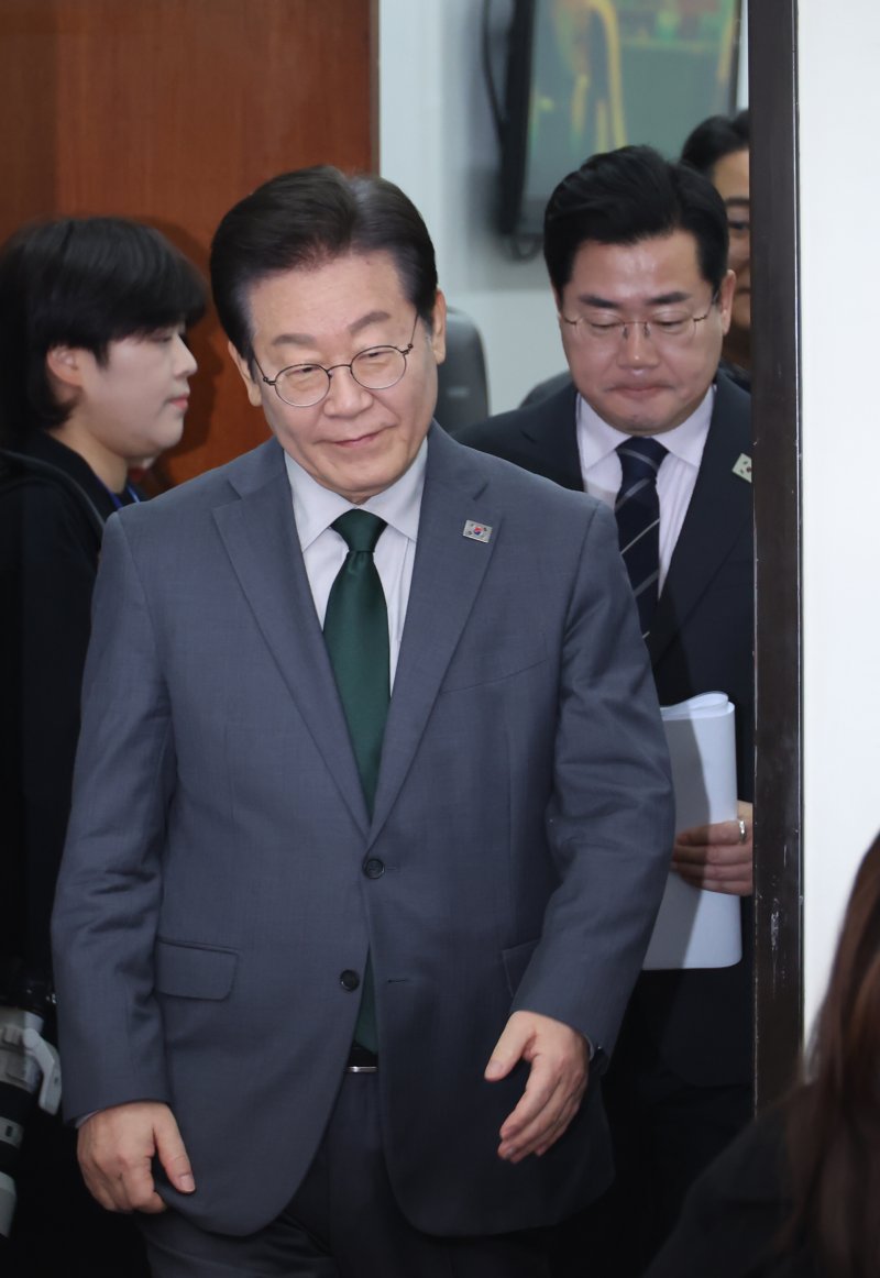 [서울=뉴시스] 고승민 기자 = 이재명 더불어민주당 대표와 박찬대 원내대표 등 지도부가 24일 서울 여의도 국회에서 열린 최고위원회의에 참석하고 있다. 2025.02.24. kkssmm99@newsis.com