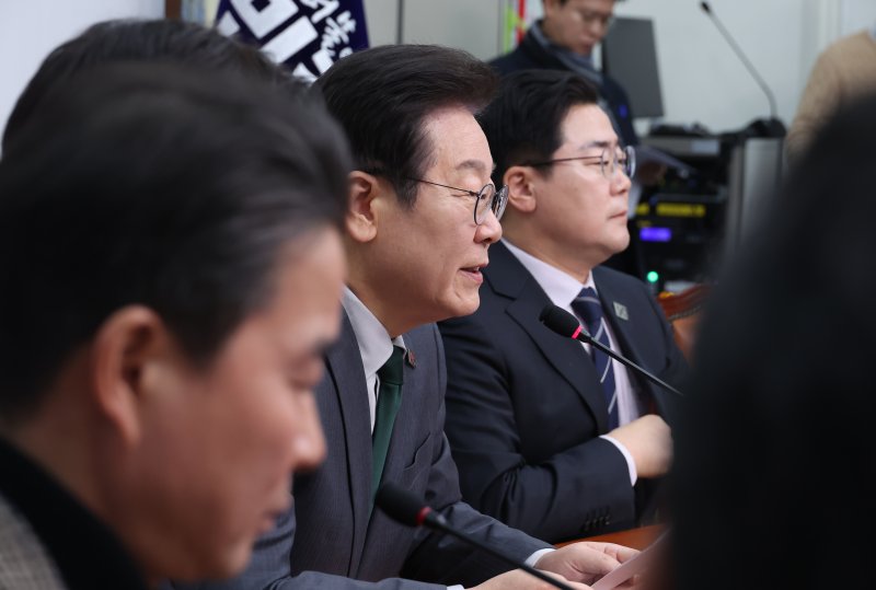 [서울=뉴시스] 고승민 기자 = 이재명 더불어민주당 대표가 24일 서울 여의도 국회에서 열린 최고위원회의에서 발언하고 있다. 2025.02.24. kkssmm99@newsis.com