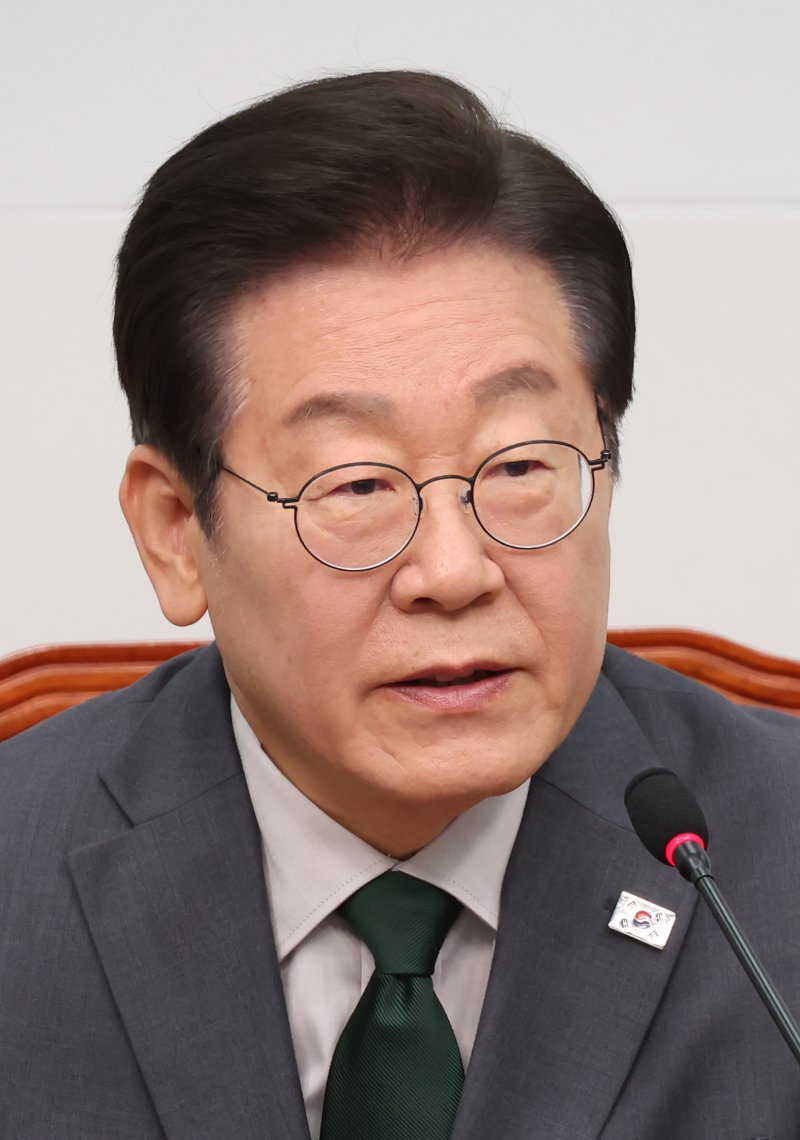 [서울=뉴시스] 고승민 기자 = 이재명 더불어민주당 대표가 24일 서울 여의도 국회에서 열린 최고위원회의에서 발언하고 있다. 2025.02.24. kkssmm99@newsis.com