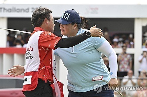 우승이 확정된 뒤 캐디와 포옹하는 인. (출처=연합뉴스)