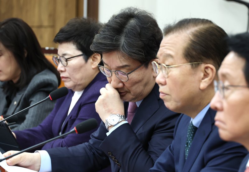 권성동 국민의힘 원내대표가 24일 오전 서울 여의도 국회에서 열린 비상대책위원회의에서 헛기침을 하고 있다. 2025.2.24/뉴스1 ⓒ News1 이광호 기자