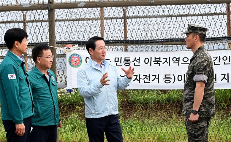 유정복 인천시장이 지난해 9월 강화군 송해면 당산리 대남 소음방송 현장을 점검하고 군 관계자로부터 현황을 보고 받고 있다. 인천시 제공.