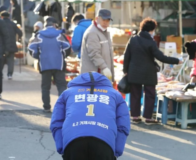 [거제=뉴시스] 신정철 기자= 오는 4·2일 치러지는 거제시장 재선거에 국민의힘 후보로 박환기 전 거제시 부시장이 선출돼 제9대 거제시장을 역임한 변광용 더불어민주당 후보와 한치 양보없는 선거전이 전개될 전망이다. 사진은 변광용 더불어민주당 후보가 전통시장에서 길거리 인사를 하는 모습.(사진=변광용후보선거사무소 제공).2025.02.24. photo@newsis.com *재판매 및 DB 금지