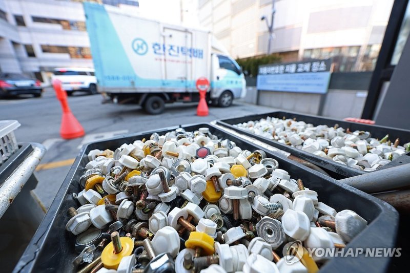 63년 만에 폐지된 차량번호판 봉인제도 (출처=연합뉴스)