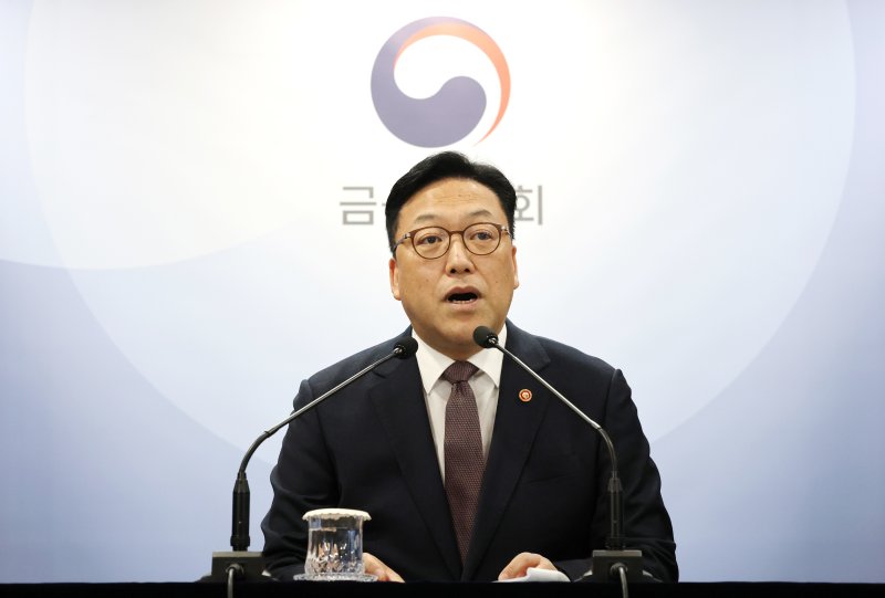 김병환 금융위원회 위원장이 24일 오전 서울 종로구 정부서울청사에서 열린 정례 기자간담회에서 발언을 하고 있다. 사진=뉴스1